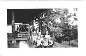 RAGAZZE SULLE SCALE DI CABINA,FULLERTON,PA,ANNI '30.FOTO VINTAGE 5,3" x 3,3"*12 - Foto 1 di 2