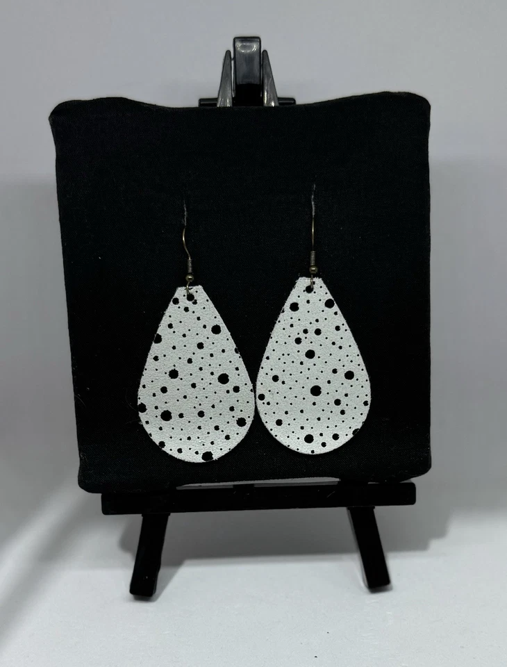 Brincos de lágrima feitos à mão de couro genuíno preto e branco! - Imagem 1 de 1