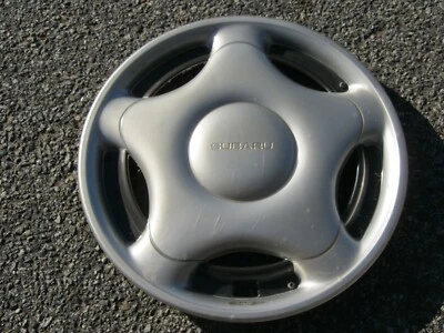 Un genuino 1995 a 1997 Subaru Impreza 15 pulgadas tapacubos giratorio cubierta de rueda Foto 1 de 4