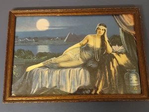 Impresión enmarcada Art Deco vintage mujer reclinada con pirámides paisaje - Imagen 1 de 8