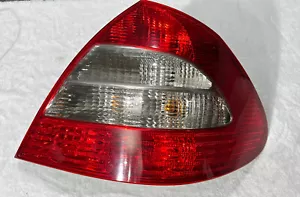 Luz trasera Mercedes E350 03-06 lateral derecho fabricante de equipos originales - Imagen 1 de 6