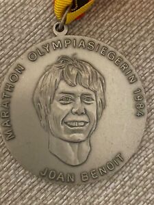 1990 Berlin Marathon Official Finisher Medal W/ Ribbon JOAN BENOIT Beautiful
