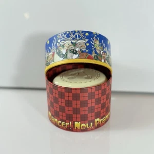 Mary Engelbreit 4,5 Unzen Preiselbeerseife Weihnachten Runde Box Neu - Bild 1 von 8