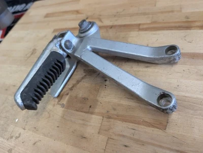 Suspensión y clavija reposapiés trasero lado izquierdo Suzuki VX800 1990-1993 #G26 Foto 1 de 4