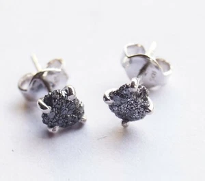 Orecchino piatto 5 mm diamanti grezzi neri naturali, diamanti grezzi 925 borchia orecchino - Foto 1 di 8