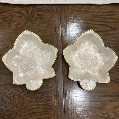 Conjunto de 2 bugigangas vintage com concha de madrepérola Capiz com bordas douradas - Imagem 1 de 4