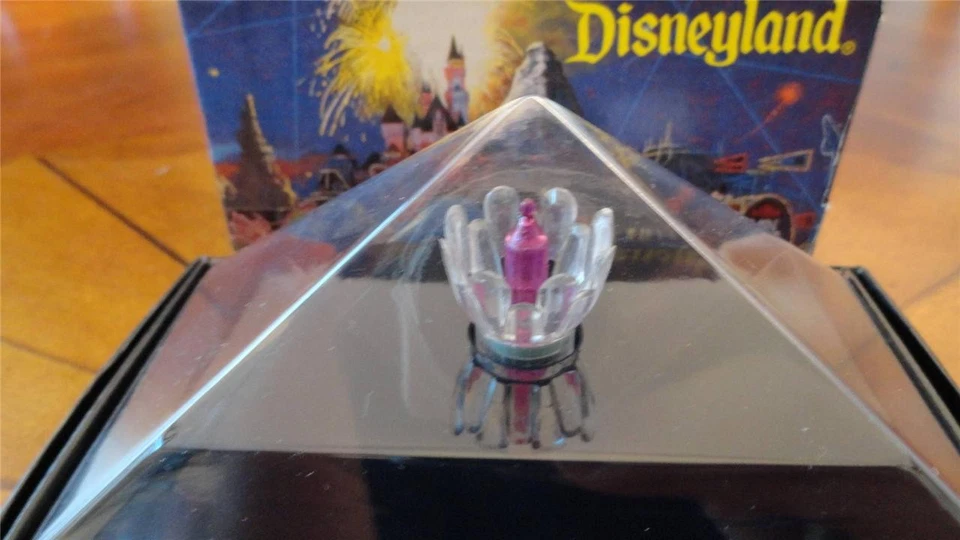 BOMBILLA ROSA Disney Main Street Electrical Parade exhibición de utilería Disneyland Foto 1 de 1