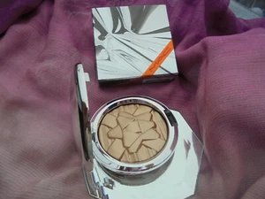 Mac Extra Dimension Hautfinish Poudre Lumiere Highlighter Oh Darling #earthday - Bild 1 von 3