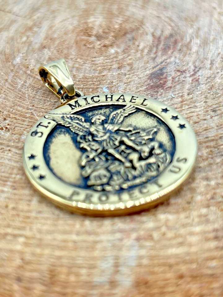 Pingente medalhão de aço inoxidável folheado a ouro St. Michael Protect Us - Imagem 1 de 4