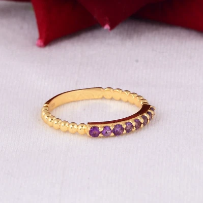 Anillo de amatista chapado en oro, delicado anillo de piedra púrpura, anillo minimalista apilable Foto 1 de 4