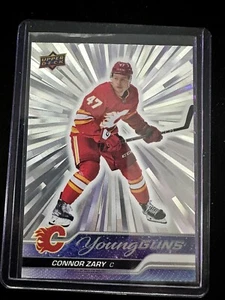 2023-24 Upper Deck Young Guns Outburst Silver Connor Zary Rookie RC #496 Calgary - Foto 1 di 2