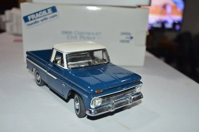 Camioneta Chevrolet C10 1966 fundido a presión Danbury como nueva 1/24 con caja azul/blanco Foto 1 de 4
