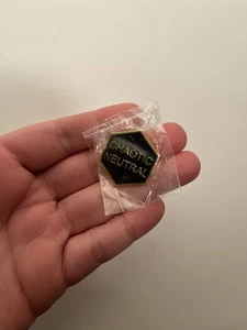 Spilla Caotica Neutra NUOVA SIGILLATA Smalto DND Lapel Tie Tack Metal Flair Swag Gioco - Foto 1 di 2