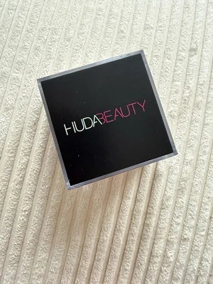 Huda Beauty Easy Bake pound Cake - Bild 1 von 2