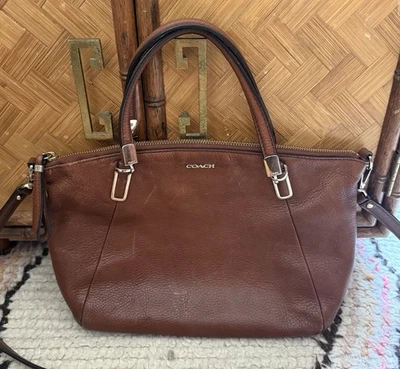 Cartera Coach para mujer de cuero granulado marrón Kelsey con doble asa Foto 1 de 4