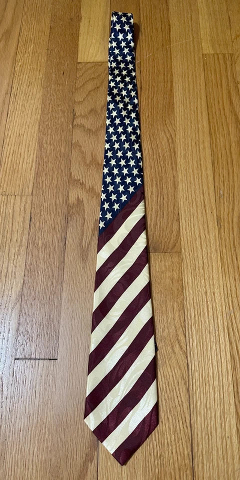 Галстук с американским флагом. Мама думала, что это шелк. 😆 Ощущается лучше, чем большинство полиэстера - Изображение 1 из 1