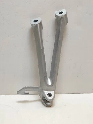 SUZUKI GSXR 600 750 2006 2007 ESTRIBA TRASERA DERECHA REPOSAPIÉS SOPORTE OEM  Foto 1 de 4