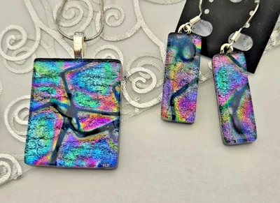 Conjunto de pingente e brinco de vidro dicróico abstrato de vidro fundido artesanal/novo - Imagem 1 de 3