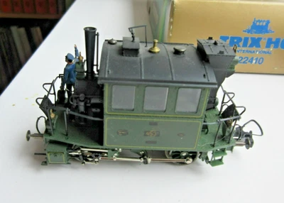 Trix HO 22410 "Glaskasten" Bay. Tenderlok  BR 98.3, grün, OVP, Figur aufgeklebt - Bild 1 von 4