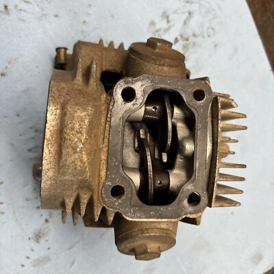 1985 Honda Fourtrax Trx125 TRX 125 Motor Head Valves Rockers Foto 1 de 4