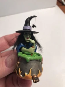 Hallmark Colección Halloween Bruja con Caldero (¡brazo gira!) Adorno sin caja - Imagen 1 de 5