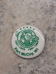 Fort McCoy, WI Button Pin 1" 1941-1945 1991-1995 "A Grateful Nation Remembers" - Bild 1 von 2