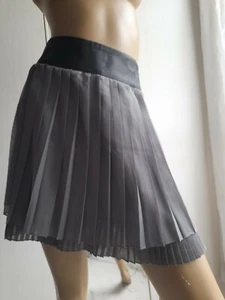 Vero Moda grey pleated skirt with black waist band and side zip - Picture 1 of 3