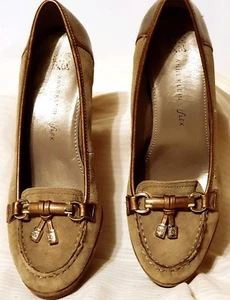 Zapatos de salón Anne Klein Iflex marrón gamuza bronceada patente oro borla mocasín talla 10 - Imagen 1 de 12