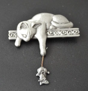 Broche prendedor KITTY CAT RATÓN COLGANTE firmado peltre vintage J.J. Jonette - Imagen 1 de 3