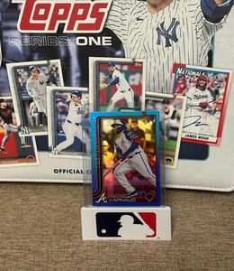 2025 Topps Serie 1 Travis d'Arnaud Blue Foil #003/150 Braves Baseballkarte - Bild 1 von 2