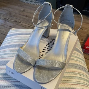Women’s Size 9.5 Chunky High Heel Shoes, Glittery Silver, Dream Paris Brand - Picture 1 of 8