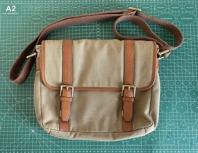 Bolsa carteiro de lona fóssil bronzeada, ombro/transversal, forrada - Imagem 1 de 4