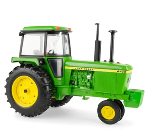 John Deere 1/16 4430 Zweizylinder Club Traktor - LP80799 - Bild 1 von 1