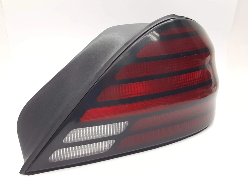 Задний тормозной фонарь 1999-2005 PONTIAC GRAND AM со стороны пассажира от оригинального производителя - Изображение 1 из 4