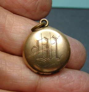 Vintage zierliches rundes goldfarbenes Medaillon mit Gravur "M" - Bild 1 von 4