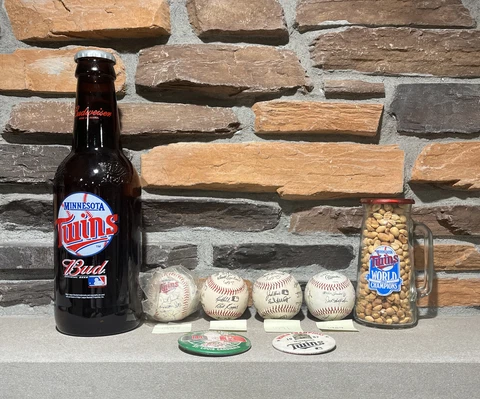 Minnesota Twins Vintage Memorabilia Lot - Replica Team Autographed Baseballs Cover