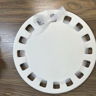 Plato de cerámica Southern Living at Home Dress Me Up 12" blanco Foto 1 de 4