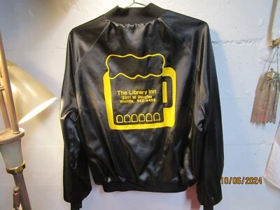 Chaqueta de satén grande vintage King Louie The Library Inn Wichita Kansas KS Bar Foto 1 de 4