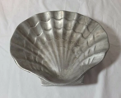 Centro de mesa vintage moderno de mediados de siglo con almeja de aluminio fundido concha de mar Foto 1 de 4