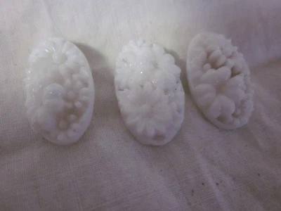 3 vasos de leche florales blancos? botones cabachon caña nuevo Foto 1 de 4