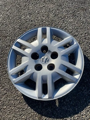 Um genuíno 2005 a 2007 Dodge Caravan 15 polegadas parafuso na calota arranhado - Imagem 1 de 4