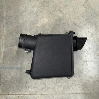 Только впускная коробка воздухоочистителя 2007-2021 Toyota Tundra от оригинального производителя - Изображение 1 из 4