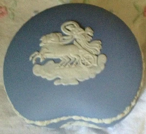 ❤WEDGWOOD JASPERWARE CHARIOT HORSES Kidney Shaped Trinket Dresser Box Vintage❤ - Picture 1 of 4