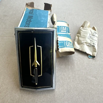 NOS OLDSMOBILE  1976 - 1977 CUTLASS SUPREME DELTA 88  EMBLEM GM NOS W/ HARDWARE - Image 1 of 4