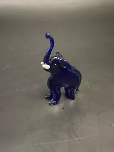 Vintage miniatura arte vetro elefante statuina tronco blu cobalto vortice soffiato a mano - Foto 1 di 5