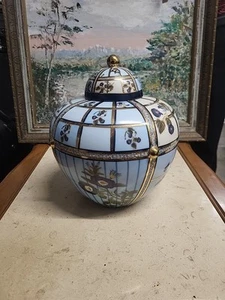 Kleine Deckelvase Asiatides / Regis Dho Paris, Blumen, Gold, handbemalt, 10 Zoll - Bild 1 von 4