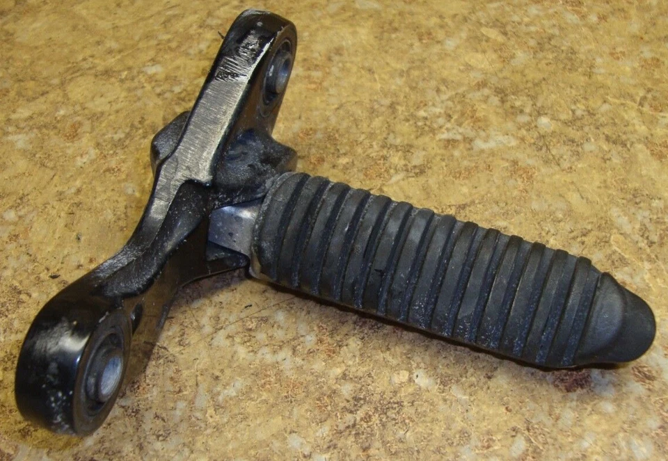 Suzuki Katana GSX600F GSX 600 F GSX600 2006 clavija delantera montaje pedal reposapiés Foto 1 de 1