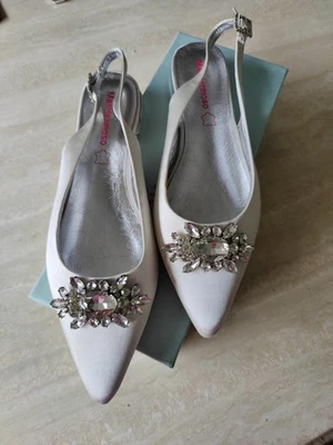 MarHermoso novia blanco satinado eslinga trasera con hebillas de diamantes de imitación Foto 1 de 4