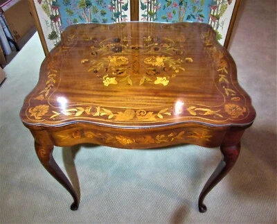 La mejor mesa de centro/salón con incrustaciones de marquetería RJ HORNER de la década de 1880 con puttis y pájaros Foto 1 de 4