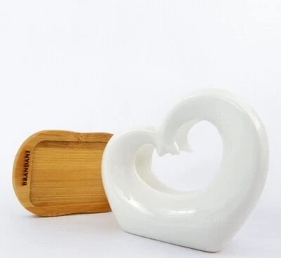 Portatovaglioli a forma di cuore, in porcellana bianca e base in bamboo - Immagine 1 di 3